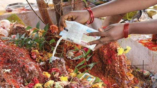 పుట్టలో పాలు పోయకూడదు