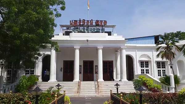 దేవుడా... చెట్ల కిందకు పరుగో పరుగు