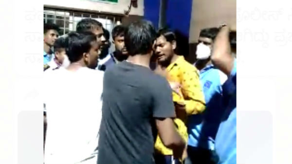 టోల్ గేట్ లో బిజిబిజీగా వాహనాలు