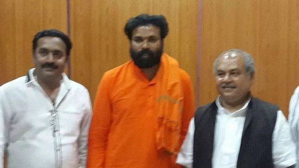 ఆరోగ్య మంత్రి అనుచరుడి హంగామా