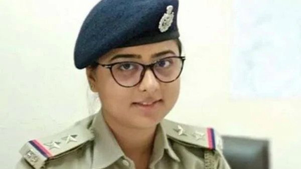 లేడీ ఎస్ఐ సినిమా స్టైల్ బిల్డప్