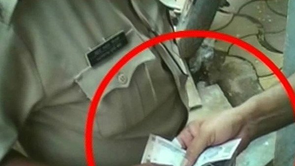 కిలాడీ లేడీ ఎస్ఐ రూ. 35 లక్షలకు డీల్