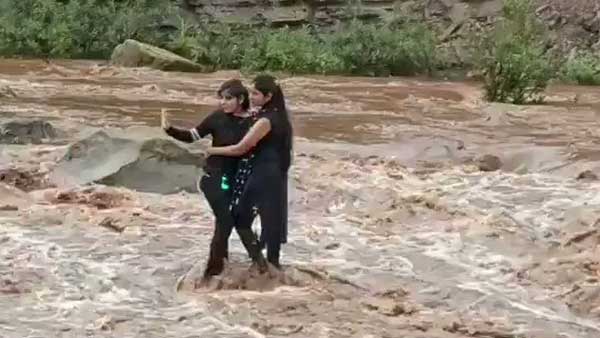 Madhya Pradesh: girls trapped in Pench river while taking selfie, rescued by police Madhya Pradesh: girls trapped in Pench river while taking selfie, rescued by police