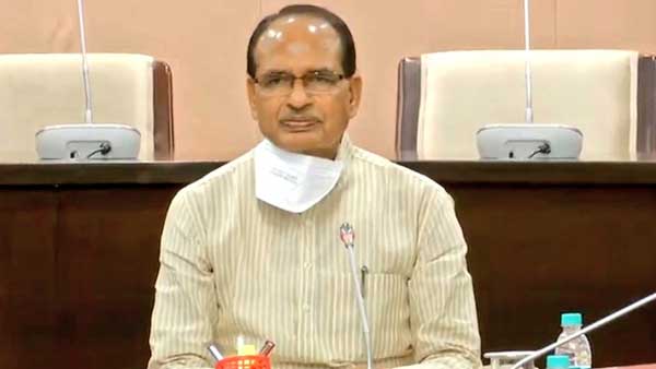 మంత్రులు, ఐఏఎస్, ఐపీఎస్ లు క్యూ