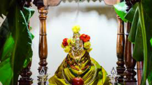 మండపం ఏర్పాటు చేసి.. కలశం పెట్టి