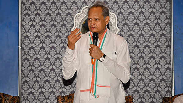 ఆరుగురు ఎమ్మెల్యేలకు నోటీసులు..