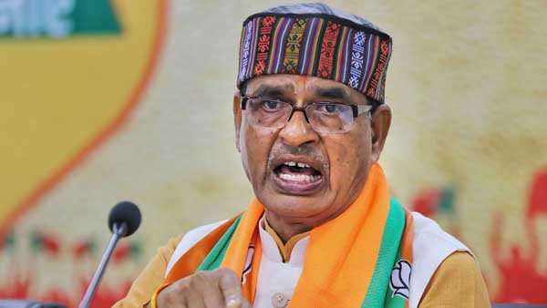 బట్టలు ఉతుకుతున్న సీఎం