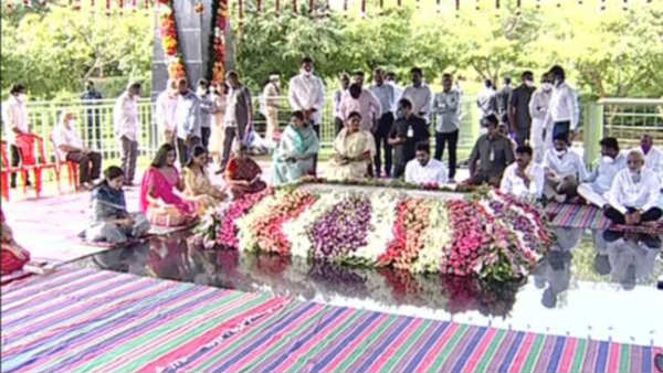 పుస్తకంలో ప్రజలకు తెలియని వైఎస్ గురించి...