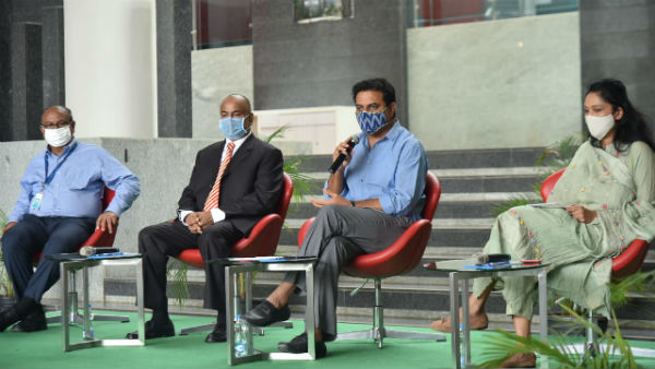 క్యాంపస్లో కేటీఆర్ సందడి..
