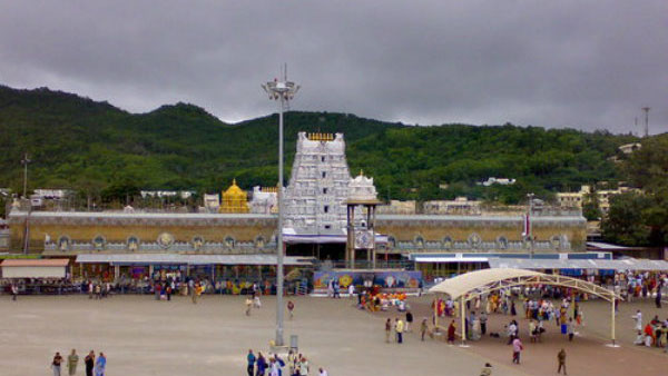 తిరుమలలో కరోనా కలకలం: 743 మందికి పాజిటివ్, ముగ్గురు మృతి