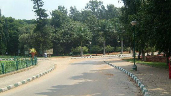 పార్క్ లో లేడీ పోలీసు, పక్కలో పంచపాండవులు