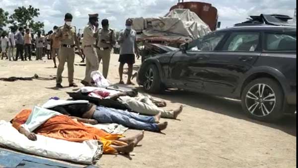 Four people died in a road accident in Bangarupalyam of Chittoor district Four people died in a road accident in Bangarupalyam of Chittoor district
