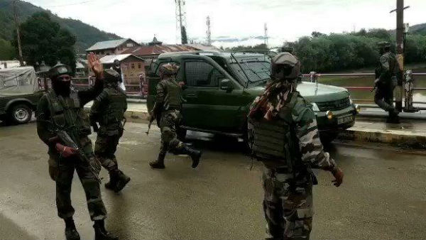 Grenade attack in Jammu Kashmirs Baramullah, 6 civilians injured Grenade attack in Jammu Kashmirs Baramullah, 6 civilians injured