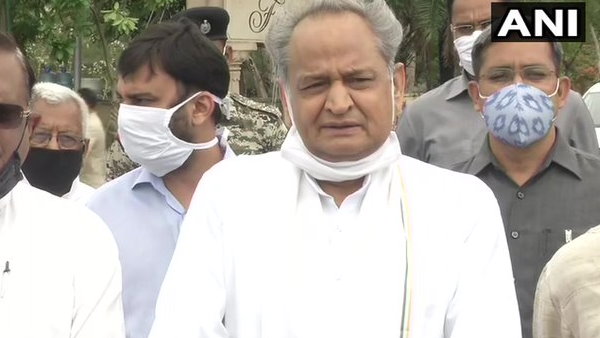 రిసార్టులో ఎమ్మెల్యేలు...
