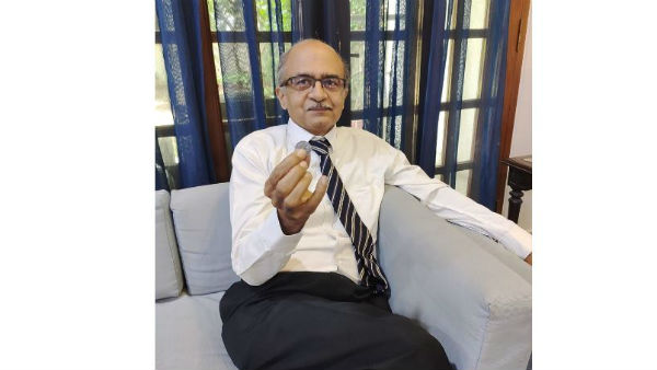 Supreme Court imposes a fine of Re 1 fine on senior lawyer Prashant Bhushan Supreme Court imposes a fine of Re 1 fine on senior lawyer Prashant Bhushan
