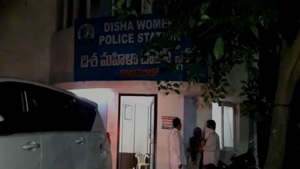 సాక్ష్యాధారాలు సమర్పించిన మహిళ...