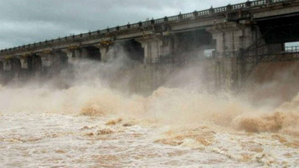 జలదిగ్బంధంలో విలీన మండలాలు .. ధవళేశ్వరం గేట్ల ఎత్తివేత
