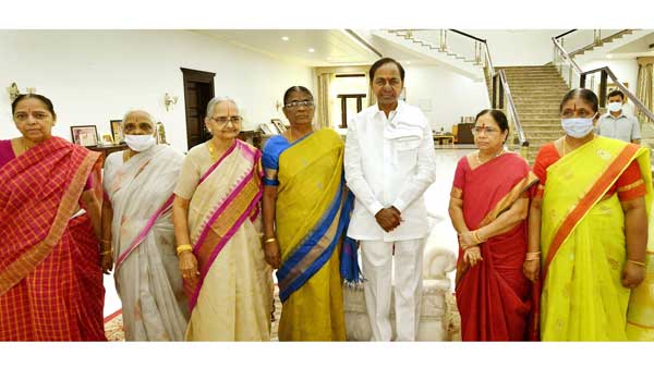 Raksha Bandhan:CM KCR and family celebrates fest at Pragathi Bhavan Raksha Bandhan:CM KCR and family celebrates fest at Pragathi Bhavan