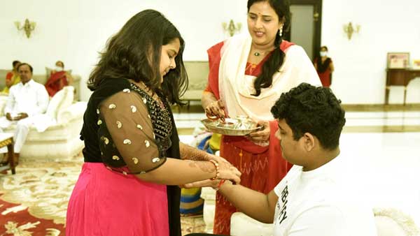 Raksha Bandhan:CM KCR and family celebrates fest at Pragathi Bhavan Raksha Bandhan:CM KCR and family celebrates fest at Pragathi Bhavan