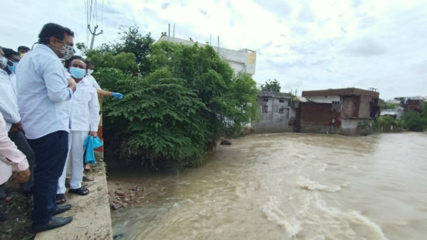 వరద ప్రభావిత ప్రాంతాల్లో కేటీఆర్ పర్యటన ... బాధితులతో మాట్లాడిన మంత్రి