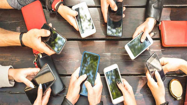 miscreants loot rs.12 crore worth mobiles from a lorry at andhra-tamilnadu border miscreants loot rs.12 crore worth mobiles from a lorry at andhra-tamilnadu border