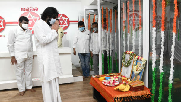pawan kalyan hoisted flag at independence day celebrations at hyd janasena office pawan kalyan hoisted flag at independence day celebrations at hyd janasena office