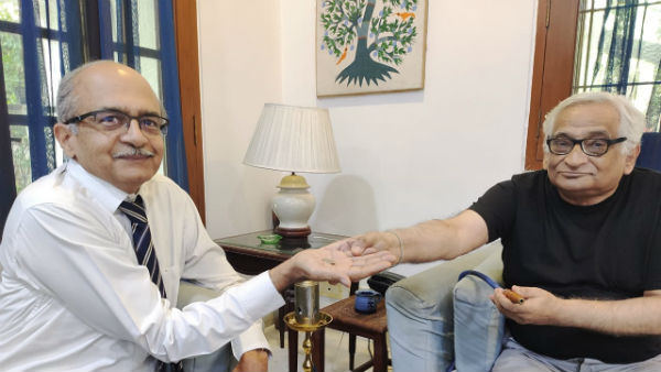 prashant bhushan acquires 1 rupee fine amount as donation from collegue rajeev dhawan prashant bhushan acquires 1 rupee fine amount as donation from collegue rajeev dhawan