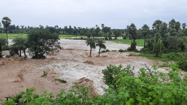 వర్ధన్నపేట కొనారెడ్డి చెరువుకు గండి .. వరంగల్ , ఖమ్మం రాకపోకలు బంద్