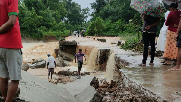 కొట్టుకుపోతున్న బ్రిడ్జ్ లు , రోడ్లు .. వరద ఎఫెక్ట్
