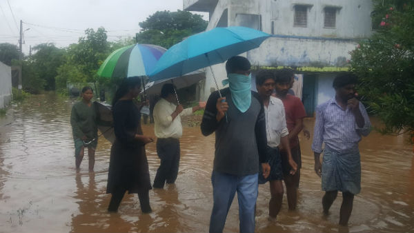 ప్రమాదకరంగా చెరువులు ... రహదారిపైకి రామప్ప నీరు .. పలు గ్రామాలకు రాకపోకలు బంద్