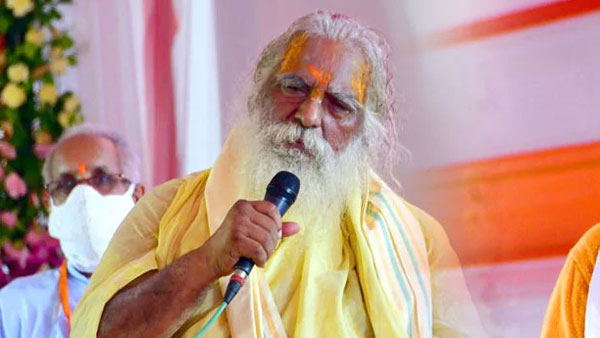 నృత్యగోపాల్ దాస్తోపాటు వేదికపై ఐదుగురు