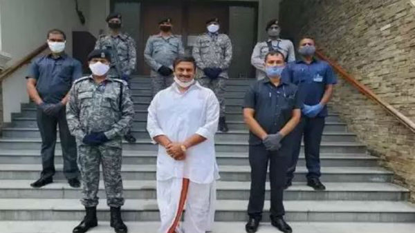 10 మంది సెక్యూరిటీ రాగా..