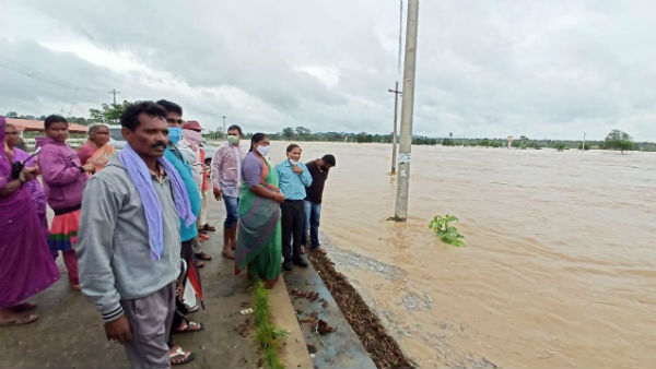 కాలినడకన , జోరువానలో .. రాత్రనక , పగలనకా .. సీతక్క సాహసం