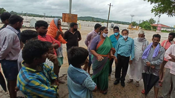 ఏజెన్సీ ప్రాంతాల్లో తాజా పరిస్థితిపై సీతక్క ఆందోళన .. ప్రభుత్వం సహాయం చెయ్యాలని విజ్ఞప్తి