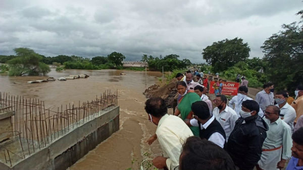 తెలంగాణా ప్రభుత్వం వద్ద పెండింగ్ ఫైల్స్ .. సీఎం దృష్టి పెట్టాలని కోరిన సీతక్క