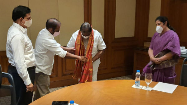 పార్టీ నేతలను ఒప్పించే యత్నం..