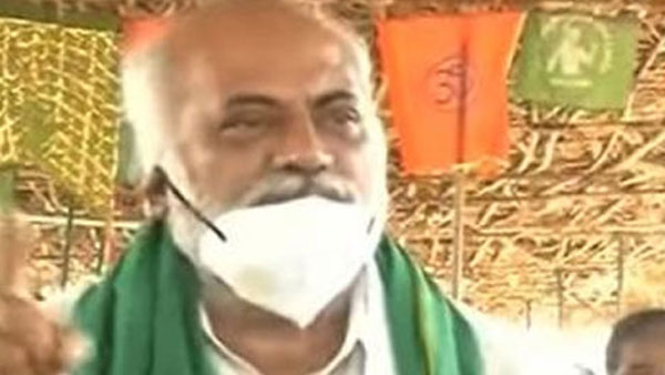చెప్పుతో కొట్టుకొన్న వెలగపూడి..