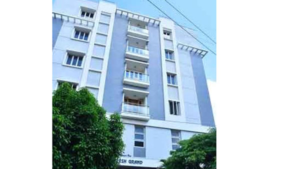 9 నెలలో కూతురుతో అపార్ట్ మెంట్ పైనుంచి దూకిన మనోజ్ఞ..