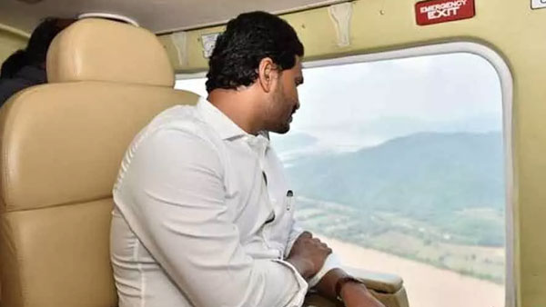 వరదకు గురైన గోదావరి జిల్లాలలో ఏరియల్ సర్వే నిర్వహించిన సీఎం జగన్