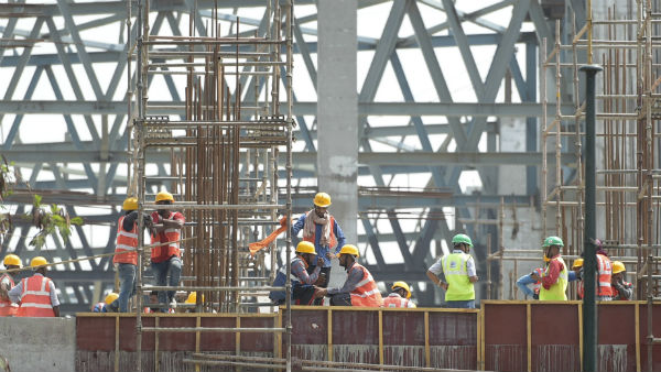 లేడీ అకౌంటెంట్, కాంట్రాక్టర్