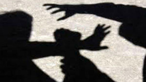 కుమార్తెల ముందే నీలి చిత్రాలు చూస్తూ..