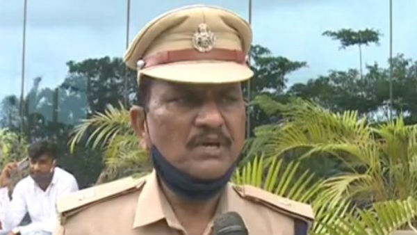 నమ్మకస్తుల్లా నటిస్తూ..