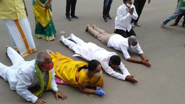 TDP former minister N Amarnath Reddy protest against the cancelled declaration in Tirumala TDP former minister N Amarnath Reddy protest against the cancelled declaration in Tirumala