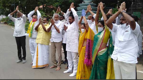 TDP former minister N Amarnath Reddy protest against the cancelled declaration in Tirumala TDP former minister N Amarnath Reddy protest against the cancelled declaration in Tirumala
