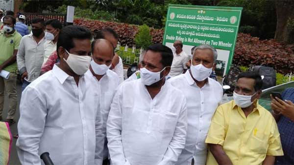 TDP former minister N Amarnath Reddy protest against the cancelled declaration in Tirumala TDP former minister N Amarnath Reddy protest against the cancelled declaration in Tirumala