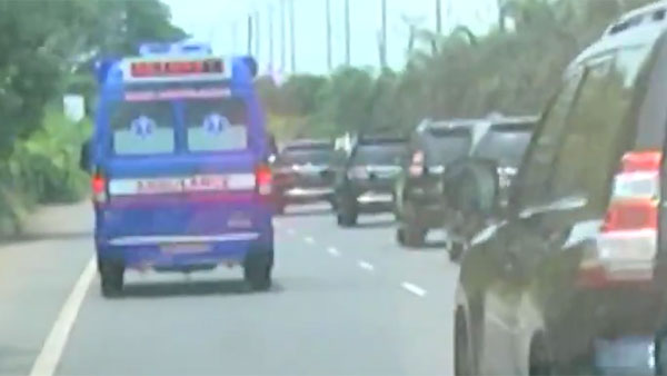 AP Chief Minister YS Jagans convoy gave way to an ambulance AP Chief Minister YS Jagans convoy gave way to an ambulance