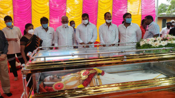 తెలుగు కనుమరుగవుతున్న తరుణంలో తెలుగు తల్లికి నిత్యం స్వర నీరాజనం