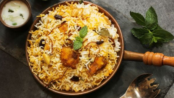 బంధువుల ఇంట్లో బిర్యానీలు