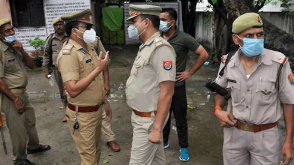 UP: Angry mob lynches murder accused in presence of Police personnel UP: Angry mob lynches murder accused in presence of Police personnel