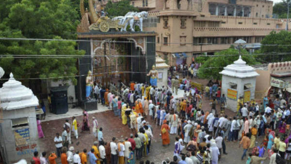 పిటిషనర్లు వీరే..